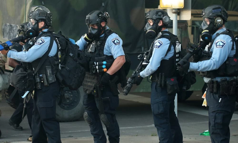 ΗΠΑ: Αστυνομικοί πιάνουν ληστή τράπεζας με τα λεφτά στα χέρια